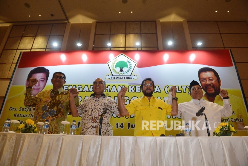  Anggota DPRD DKI Jakarta Ramli bersama PLT Ketua DPD Goolkar DKI Yorrys Raweyai, Ketua Bidang Organisasi DPP Golkar Freddy Latumahina, dan Ketua DPP Golkar Agun Ginanjar (dari kiri ke kanan) memberikan pernyataan saat menggelar konferensi pers di Jakarta