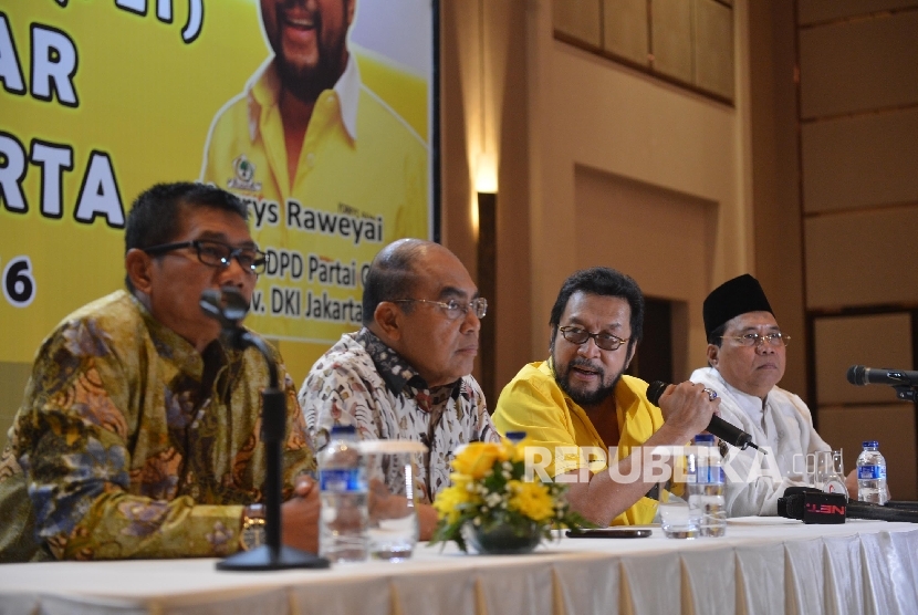 Anggota DPRD DKI Jakarta Ramli bersama PLT Ketua DPD Goolkar DKI Yorrys Raweyai, Ketua Bidang Organisasi DPP Golkar Freddy Latumahina, dan Ketua DPP Golkar Agun Ginanjar (dari kiri ke kanan) memberikan pernyataan saat menggelar konferensi pers di Jakarta