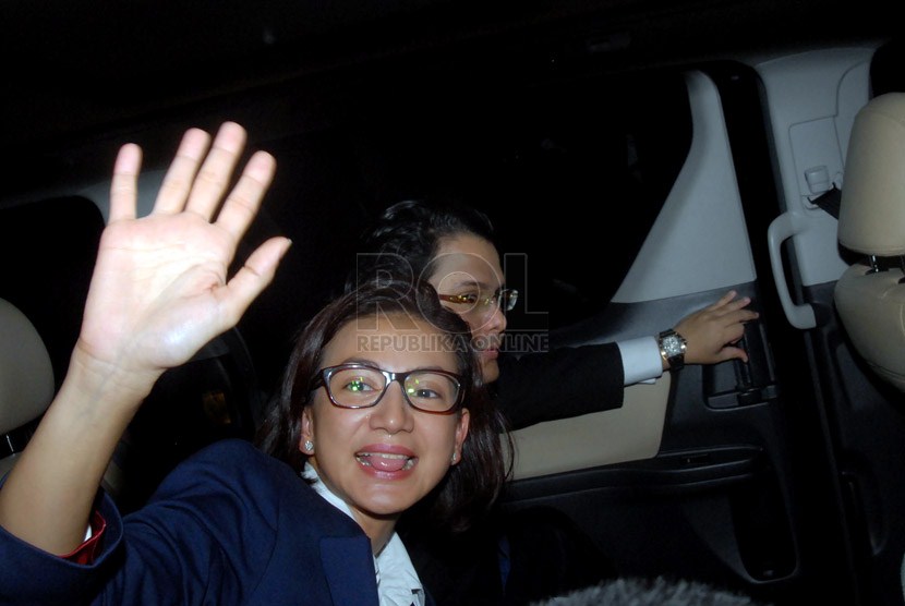  Anggota DPRD DKI, Wanda Hamidah melambaikan tangan kepada wartawan usai dinyatakan bebas oleh Badan Narkotika Nasional, Jakarta Timur, Rabu (30/1). (Republika/Agung Fatma Putra)