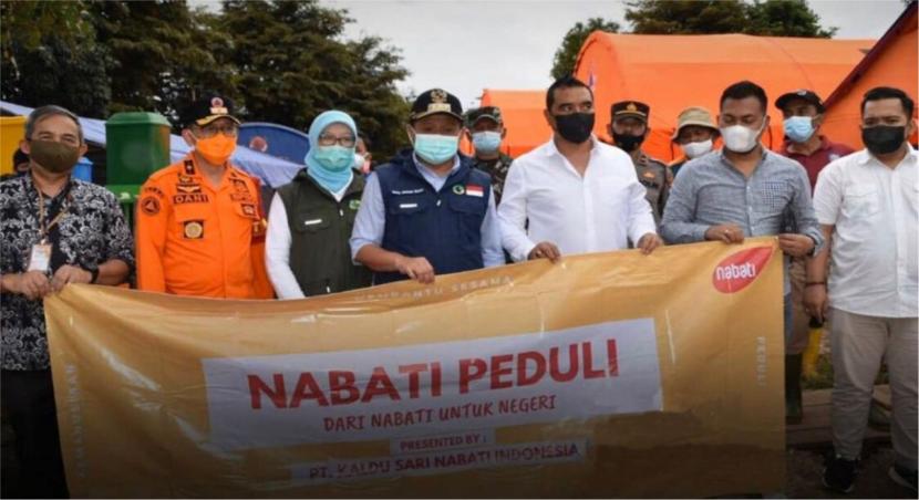 Anggota DPRD Jabar bersama Nabati Grup memberikan bantuan langsung kepada Korban bencana longsor di Cimanggung Sumedang, akhir pekan ini.