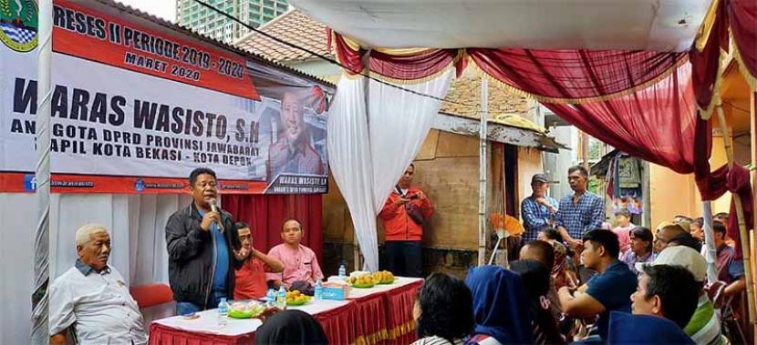 Anggota DPRD Jawa Barat Waras Wasisto menjawab pertanyaan konstituennya dalam reses tahap II di Kota Bekasi, Rabu, (4/3).