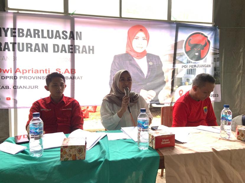 Anggota DPRD Jawa Barat Weni Dwi Aprianti, saat melakukan sosialisasi Perda Olahraga di Kabupaten Cianjur, Jawa Barat.