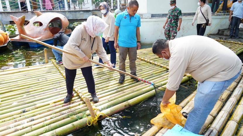Anggota DPRD Kabupaten Garut dan Pemkab Garut melaksanakan kegiatan bersih-bersih di objek wisata Situ Bagendit, Kecamatan Banyuresmi, Kabupaten Garut, Selasa (17/5/2022). 