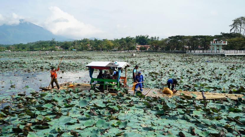 Pemkab Garut melaksanakan kegiatan bersih-bersih di objek wisata Situ Bagendit, Kecamatan Banyuresmi, Kabupaten Garut, Selasa (17/5/2022). Proses revitalisasi Situ Bagendit di Kabupaten Garut telah selesai dilakukan. 