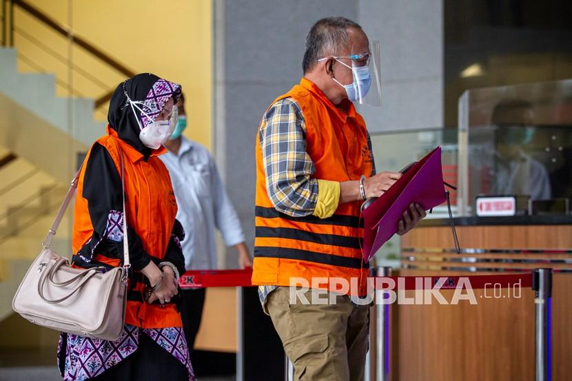 Anggota DPRD Propinsi Jawa Barat periode 2014-2019 Ade Barkah Surahman (kanan) dan Siti Aisyah Tuti Handayani (kiri) usai menjalani pemeriksaan di Gedung Merah Putih KPK, Jakarta.