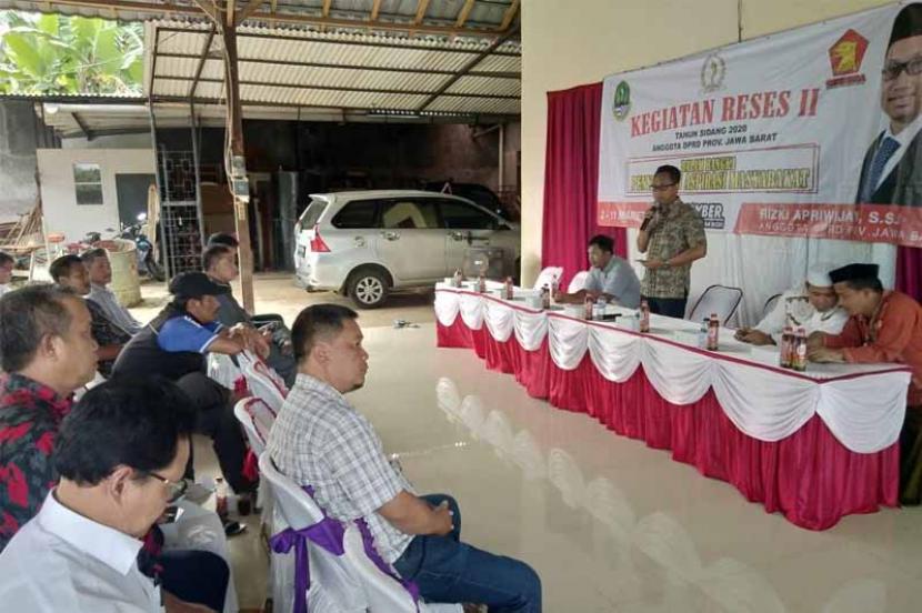   Anggota DPRD Provinsi Jabar dari Fraksi Gerindra Persatuan Rizki Apriwijaya tengah menjawab pertanyaan konstituen dalam ajang reses II-2020 di Kota Depok, belum lama ini.