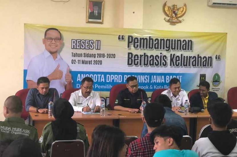 Anggota DPRD Provinsi Jabar Ir H Imam Budi Hartono (tengah) menggelar reses II-2020 bersama sejumlah elemen kepemudaan di Gedung Pemuda Depok, Jalan Pemuda, Kota Depok, belum lama ini.