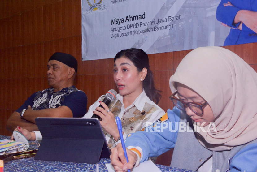 Anggota DPRD Provinsi Jawa Barat Daerah Pemilihan (Dapil) II  Kabupaten Bandung, Nisya Ahmad saat menggelar Penyebarluasan Peraturan Daerah (Perda) Nomor 2 Tahun 2023 tentang Perlindungan dan Pemberdayaan Perempuan di GOR Desa Cicalengka Wetan, Kecamatan Cicalengka, Kabupaten Bandung,Kamis (21/11/2024).