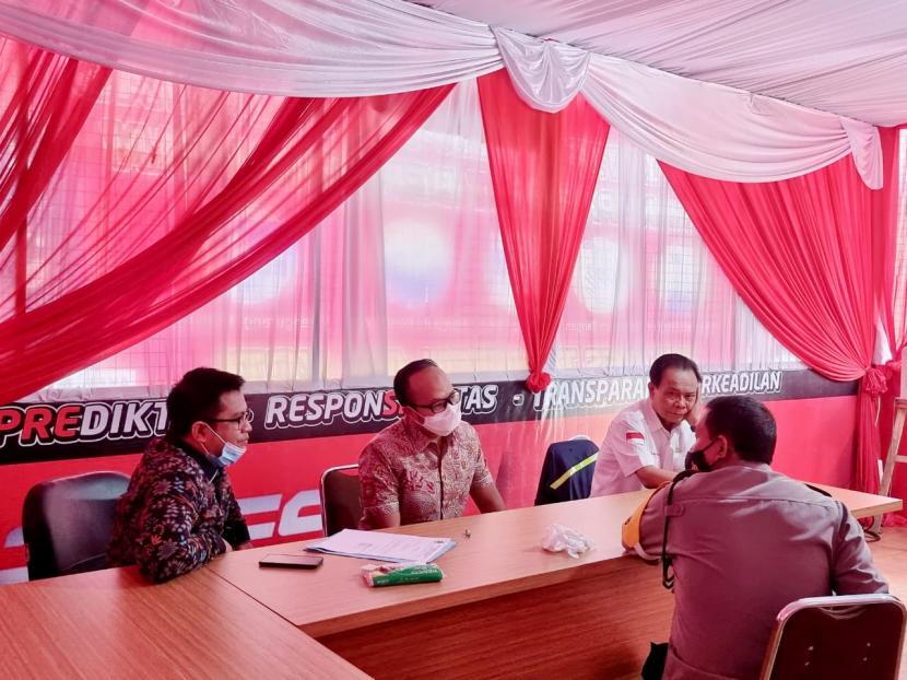 Anggota DPRD Provinsi Jawa Barat Daerah Pemilihan XV (Kota dan Kabupaten Tasikmalaya) saat melakukan pemantauan larangan mudik 2021 bertempat di Pos Penyekatan Terpadu Kadipaten, Kabupaten Tasikmalaya