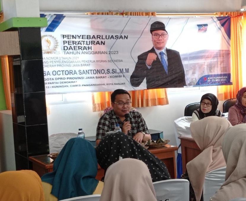 Anggota DPRD Provinsi Jawa Barat (Jabar) Yosa Octora Santono menyosialisasikan Peraturan Daerah (Perda) Provinsi Jabar Nomor 2 Tahun 2021 terkait pelindungan pekerja migran.
