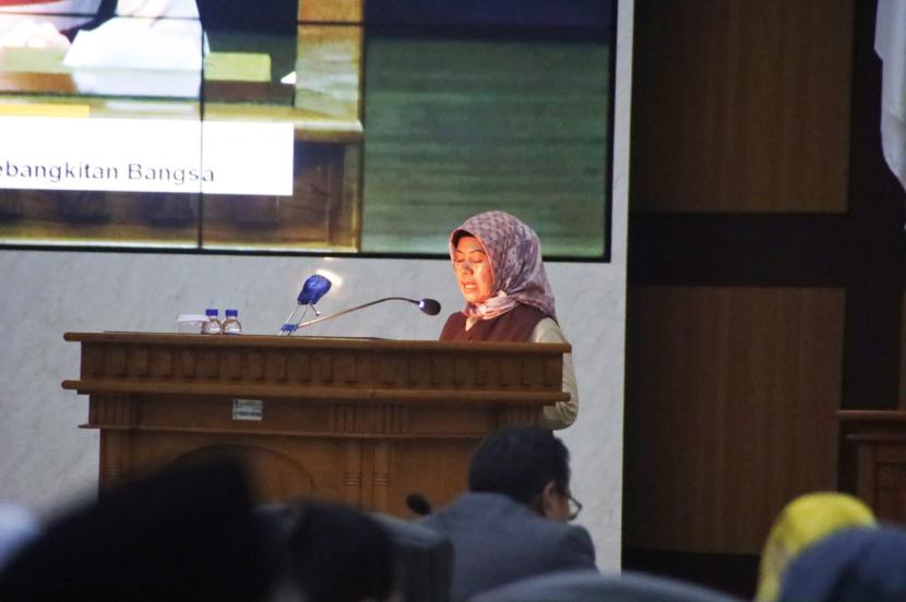 Anggota DPRD Provinsi Jawa Barat Yuningsih berharap Pemerintah Provinsi Jawa Barat segera mensosialisasikan Peraturan Daerah (Perda) tentang Penyelesaian Tuntutan Ganti Kerugian Daerah kepada pemerintah kabupaten dan kota, dinas dan instansi terkait. 