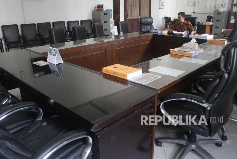 Anggota DPRD, Subur Triono duduk sendiri di ruang rapat Komisi A yang kosong di gedung DPRD Kota Malang, Jawa Timur, Selasa (4/9). 