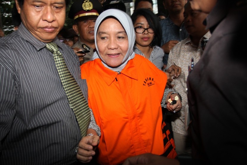 Anggota DPRD Sumatera Selatan Lucianty Pahri (tengah) mengenakan baju tahanan seusai menjalani pemeriksaan di gedung Komisi Pemberantasan Korupsi (KPK), Jakarta, Jumat (18/12).