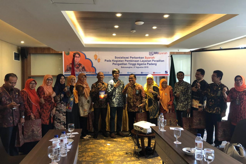 Anggota DSN MUI Pusat, M Gunawan Yasni memberikan materi perbankan syariah kepada peserta Pembinaan  Layanan Peradilan pada Pengadilan Agama di wilayah Sumatera Barat.