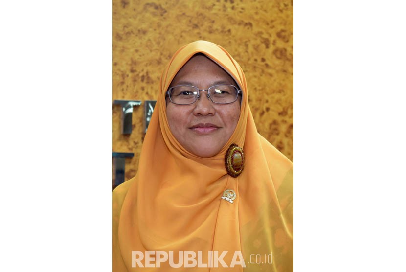 Anggota F-PKS sekaligus calon pengganti Fahri Hamzah sebagai Wakil Ketua DPR, Ledia Hanifah (kanan), seusai rapat pleno rekomposisi pengurus Fraksi dan pimpinan Alat Kelengkapan Dewan di Kompleks Parlemen, Senayan, Jakarta, Senin (11/4). (Republika/Rakhmaw