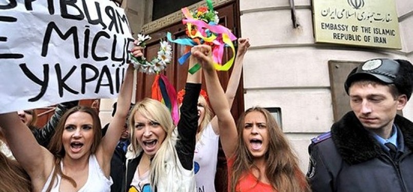Anggota Femen menggelar aksi demonstrasi di depan Kedutaan Besar Iran. (ilustrasi)