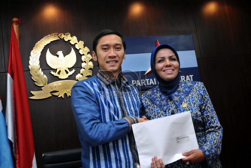  Anggota FPD Edhie Baskoro Yudhoyono bersama Ketua Fraksi Partai demokrat (FPD) Nurhayati Assegaf (kanan), usai menyatakan mundur sebagai anggota DPR di Kompleks Parlemen Senayan, , Jakarta, Kamis (14/2). (Republika/ Tahta Aidilla)