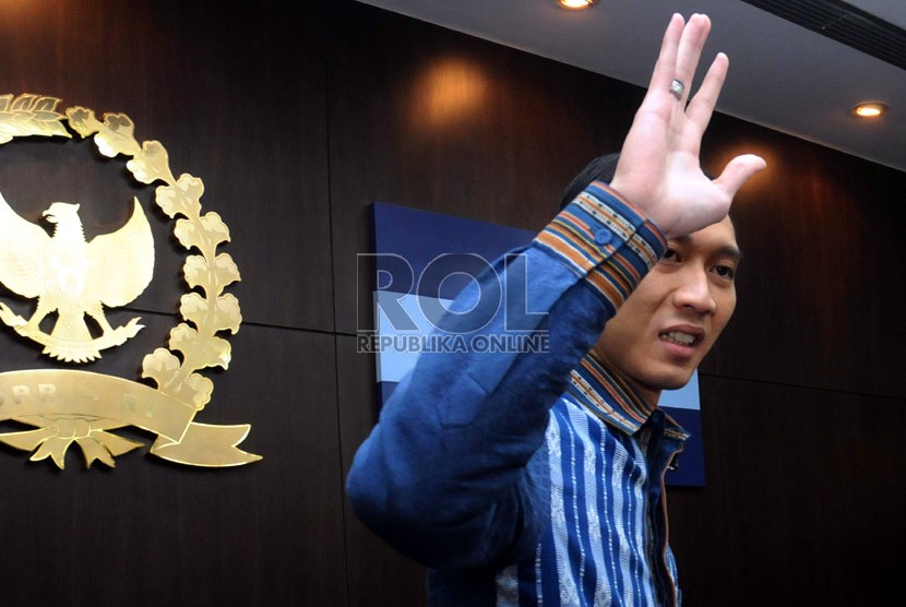  Anggota FPD Edhie Baskoro Yudhoyono melambaikan tangan usai menyatakan mundur dari anggota DPR di Kompleks Parlemen Senayan,Jakarta, Kamis (14/2).   (Republika/ Tahta Aidilla)