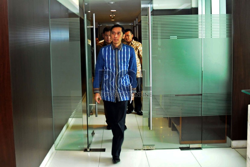   Anggota FPD Edhie Baskoro Yudhoyono meninggalkan ruangan  Fraksi Partai Dmeokrat di Kompleks Parlemen Senayan,Jakarta, Kamis (14/2).  (Republika/ Tahta Aidilla)