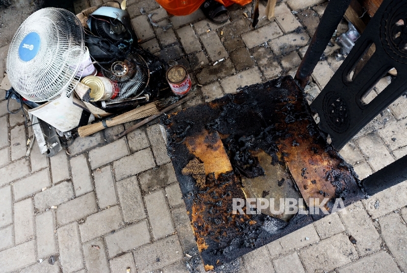 Anggota FPI melihat barang yang terkena lemparan bom molotov di Posko FPI DPC Pasar Rebo, Jakarta, Kamis (2/2)