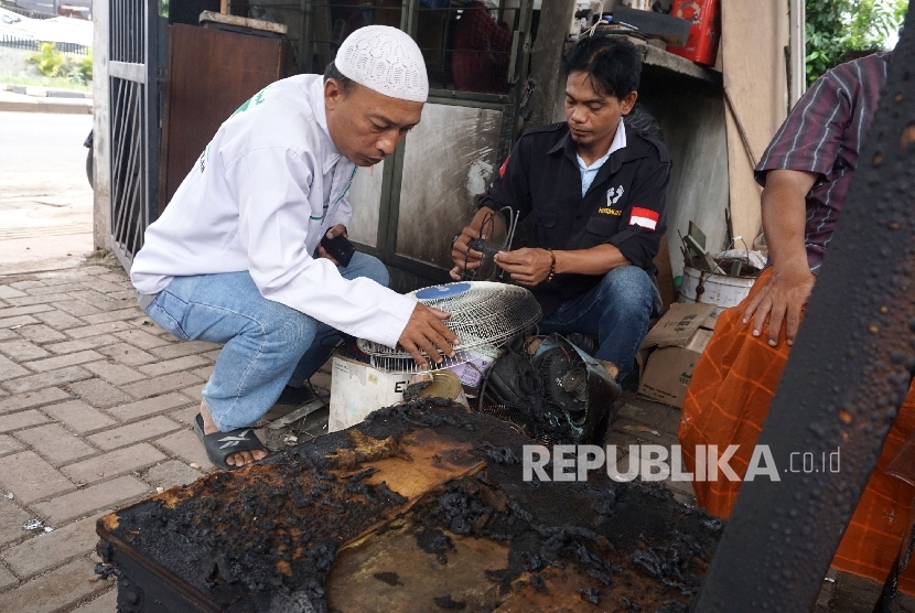 Anggota FPI melihat barang yang terkena lemparan bom molotov di Posko FPI DPC Pasar Rebo, Jakarta, Kamis (2/2).