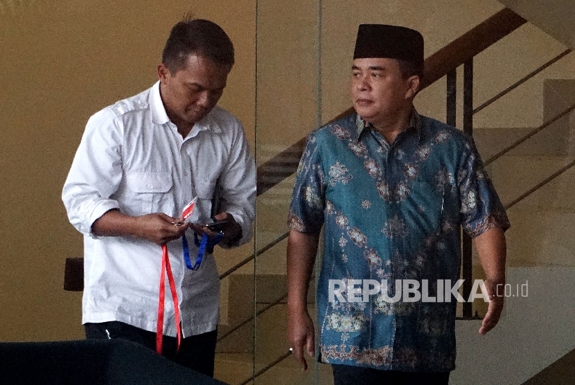  Anggota Fraksi Golkar DPR Ade Komarudin berjalan usai menjalani pemeriksaan di Gedung KPK, Jakarta, Kamis (13/7). 