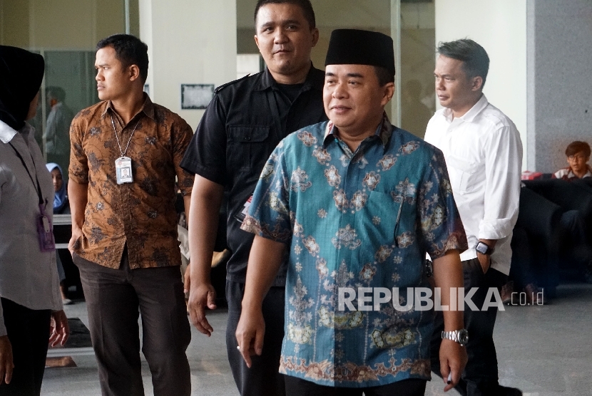 Anggota Fraksi Golkar DPR Ade Komarudin berjalan usai menjalani pemeriksaan di Gedung KPK, Jakarta, Kamis (13/7).