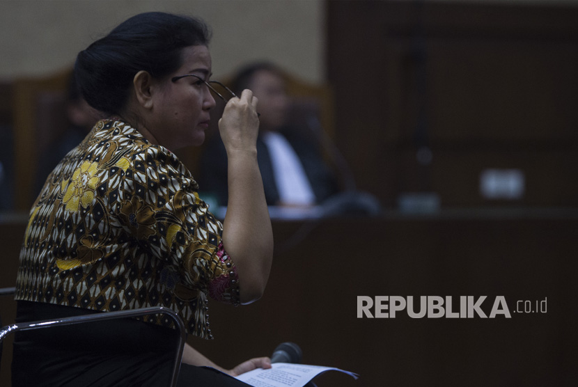Anggota Fraksi Hanura DPR Miryam S. Haryani mendengarkan pembacaan nota keberatannya dalam sidang eksepsi di Pengadilan Tipikor, Jakarta, Senin (24/7). 
