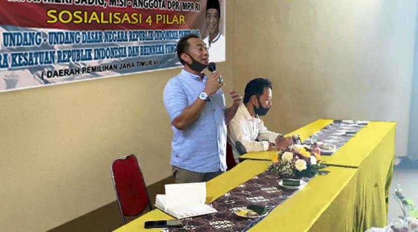 Anggota Fraksi PAN MPR RI, Rizki Sadig, saat berbicara dalam kegiatan sosialisasi MPR RI dengan masyarakat di Kota Blitar, Jawa Timur, Kamis (17/9).