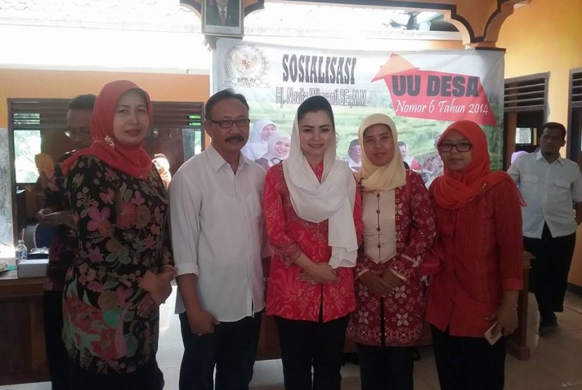 Anggota Fraksi Partai Gerindra DPR RI Novita Wijaya (tengah) usai Sosialisasi Undang-Undang Nomor 6 Tahun 2014 tentang Desa.