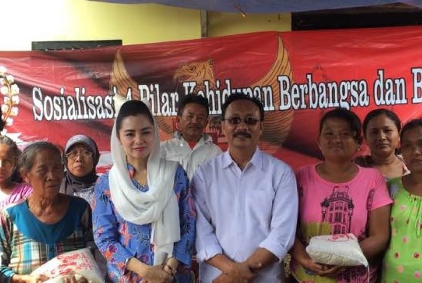 Anggota Fraksi Partai Gerindra DPR RI, Novita Wijayanti  (ketiga darii kiri) usai acara sosialisasi di Cilacap, Jawa Tengah. 