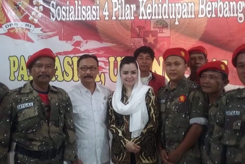 Anggota Fraksi Partai Gerindra Novita Wijayanti usai menyosialisasikan Empat Pilar Kebangsaan di Cilacap, Jawa Tengah, Sabtu (23/4).