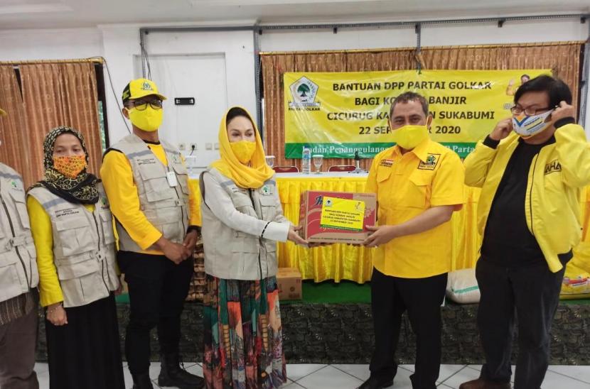 Anggota Fraksi Partai Golkar Dewi Asmara (ketiga kiri) menyerahkan bantuan untuk korban banjir bandang Cicurug, Sukabumi, Jawa Barat, Selasa (22/9).