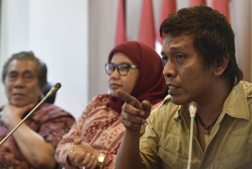 Anggota Fraksi PDI Perjuangan Nazaruddin Kiemas (kiri)