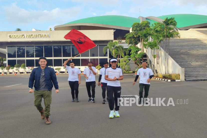 Anggota Fraksi PDIP DPR RI, Didik Haryadi menunaikan nazar jalan kaki dari Senayan, Jakarta Pusat ke Boyolali, Jawa Tengah.