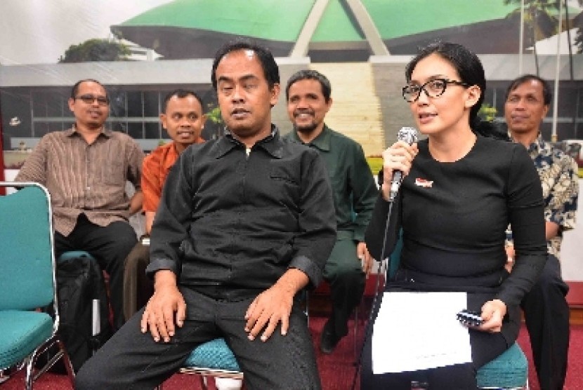 Anggota Fraksi PDIP DPR Rieke Diah Pitaloka bersama Juru Bicara Forum Tuna Netra Menggugat, Hendar.