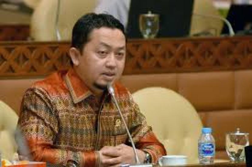 Anggota Fraksi PKS DPR RI Syahrul Aidi Maazat menilai kenaikan harga Bahan Bakar Minyak (BBM) justru semakin menekan ekonomi masyarakat kecil. Karena itu dia meminta pemerintah cari opsi lain untuk mempertahankan neraca keuangan saat ini. 