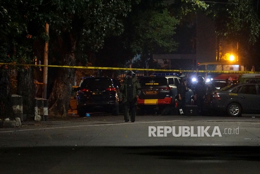 Bomb squad were getting ready to explode the bag of Mulyadi, the man who stabbed two mobile brigade members at Falatehan mosque, South Jakarta, Friday (June 30).