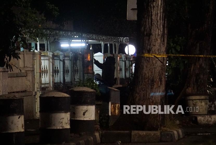 Anggota Gegana berisap meledakan tas yang diduga milik pelaku penikaman anggota polisi di depan Masjid Falatehan , Jakarta Selatan, Jumat (30/6).