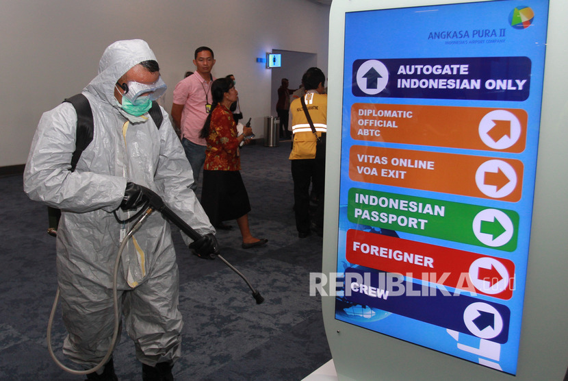 Anggota Gegana Brimob Mabes Polri melakukan penyemprotan cairan disinfektan di Terminal 3 kedatangan Bandara Soekarno Hatta, Tangerang, Banten, Jumat (13/3/2020). Kedubes Amerika Serikat meminta warganya yang berusia dibawah 21 tahun kembali ke AS