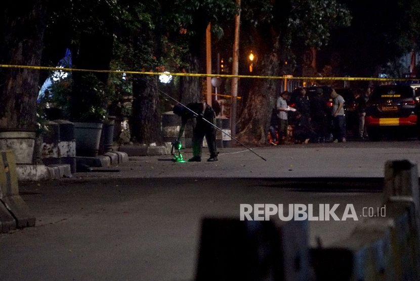 Anggota Gegana memeriksa tempat perkara usai diledakanya tas yang diduga milik pelaku penikaman anggota polisi di depan Masjid Falatehan , Jakarta Selatan, Jumat (30/6).