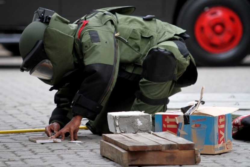 Anggota Gegana penjinak bom memeriksa buku yang diduga bom di Polsek Tanjung Duren, Jakarta Barat, Selasa (6/11).