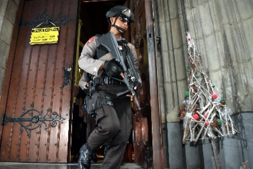 Anggota Gegana Polda Metro Jaya melakukan penyisiran di Gereja Khatedral, Jakarta, Rabu (24/12).