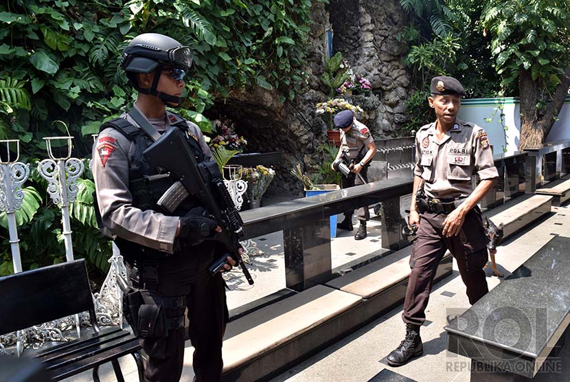 Anggota Gegana Polda Metro Jaya melakukan penyisiran di lingkungan Gereja Khatedral, Jakarta, Rabu (24/12).