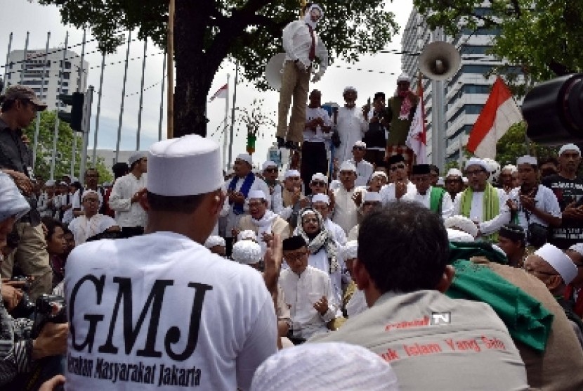 Anggota Gerakan Masyarakat Jakarta (GMJ) demo di depan gedung Balaikota DKI Jakarta, Jakarta Pusat, Senin (1/12).