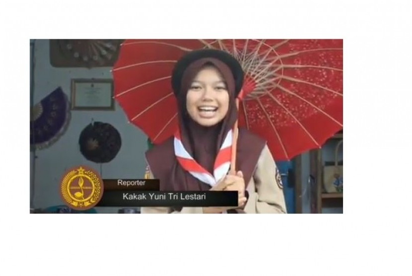 Anggota gerakan pramuka Yuni Lestari mempromosikan Payung Geulis melalui video kreatif