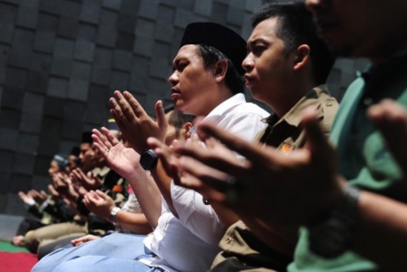 Anggota GP Ansor beserta warga masyarakat berdoa usai melaksanakan Salat Istisqa di Markas GP Ansor Jakarta, Jumat (30/10). 