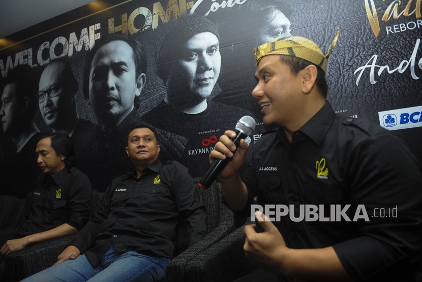 Anggota Grup Band Padi Reborn (dari kiri) Piyu, Ari, Fadly menjawab pertanyaan wartawan saat konferensi pers di Surabaya, Jawa Timur, Kamis (1/2).