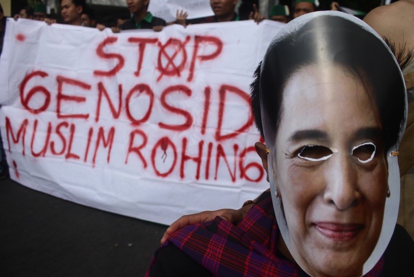 Member of Islamic Student Association (HMI) wear a mask of Myanmar State Counsellor Daw Aung San Suu Kyi in a solidarity rally to support Rohingya Muslims, in front of DPRD Malang, East Java, on Monday (September 4).