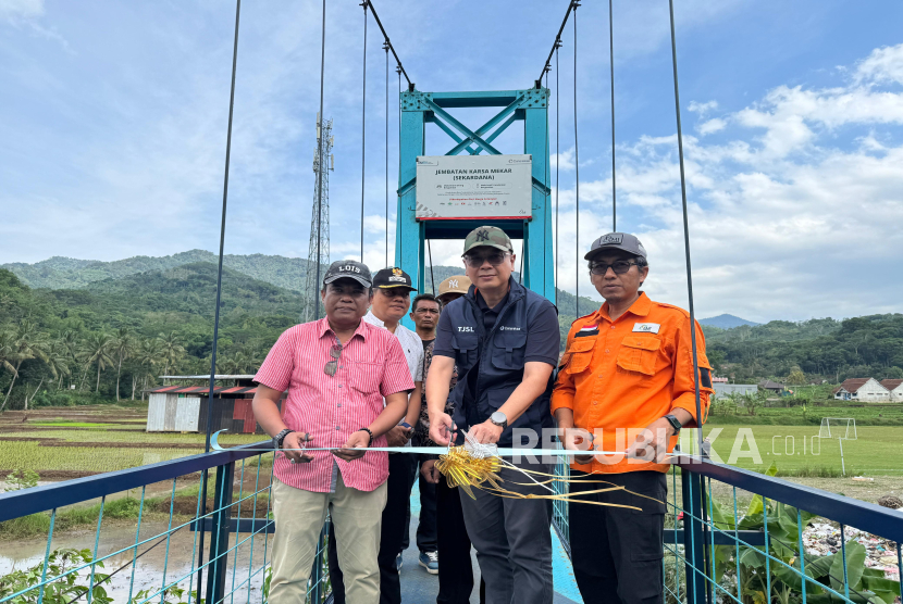 Anggota holding Danareksa merevitalisasi jembatan di Tasikmalaya, Jawa Barat. 